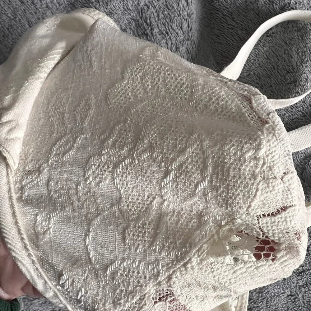 Victoria’s Secret Front-Closure Bra – Size 32B - Picture 3 of 5